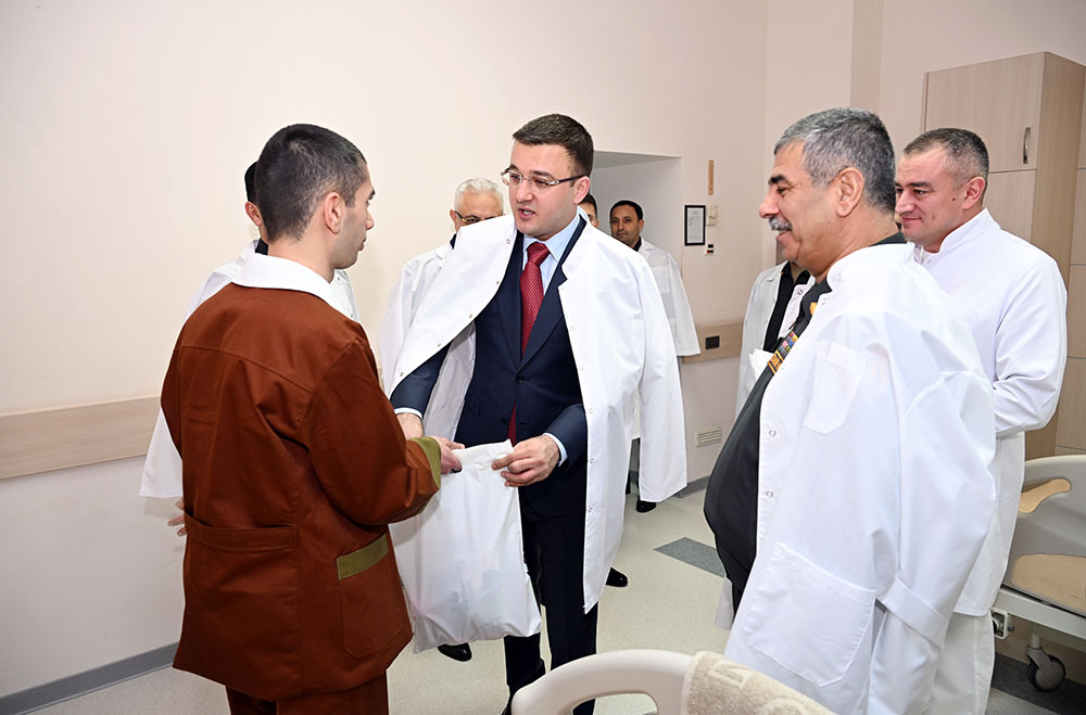 Müdafiə Nazirliyinin rəhbərliyi hərbi hospitalı ziyarət edib